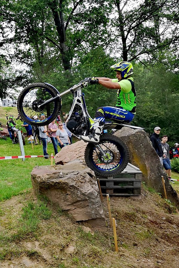 Meistert jedes Hindernis: An Sektion sieben in Kerzenheim balanciert Sascha Hanning sein Trial-Motorrad über einen riesigen Stein. - © Simone Brehmer