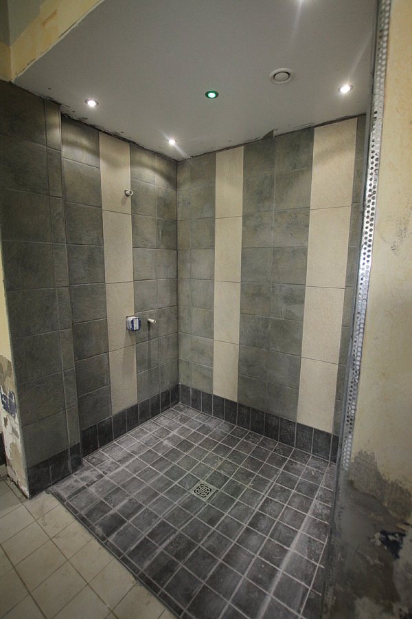 Sanierung: Diese Dusche hat Dervari bereits erneuert. - © Ulf Hanke