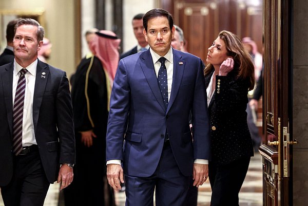 US-Außenminister Marco Rubio (M.) und der nationale Sicherheitsberater Mike Waltz gehen zu einem Interview nach einem Treffen mit dem russischen Außenminister Lawrow im Diriyah-Palast in Riad. - © Evelyn Hockstein/Pool Reuters/AP