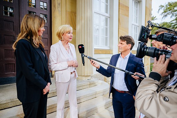 Mareile Höppners Besuch in der Stiftung in Gütersloh wurde von einem Fernsehteam von RTL/NTV begleitet. - © BESIM MAZHIQI