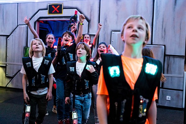 Vor allem Jungs lieben den Sport mit Laser-Schwert und Leucht-Weste im Fun-Xperience in Bad Oeynhausen. - © Rene Roebke