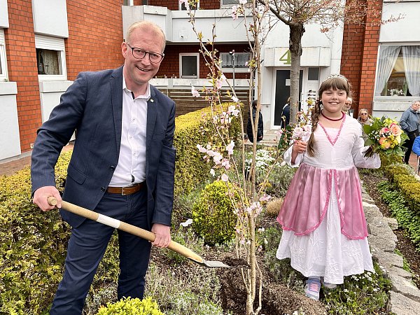 Zur Eröffnung des Kirschblütenfests 2024 haben Bürgermeister Thomas Meyer und die heute ehemalige Kirschblütenfee Filiz einen Baum gepflanzt. - © Mareike Patock