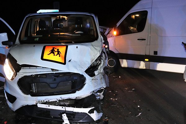 Transporter und Kleinbus waren nach der Kollision nicht mehr fahrbereit. - © Polizei Höxter