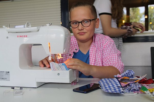 An der Nähmaschine: Felix Poggemeier (12) macht beim Workshop mit, weil er seinem Hobby nachgehen und gleichzeitig Müll reduzieren möchte. - © Anthea Moschner