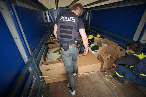Drei Lkw-Ladungen mit sichergestellten Gegenständen transportierte das Technische Hilfswerk für die Polizei ab. - © Polizei Paderborn