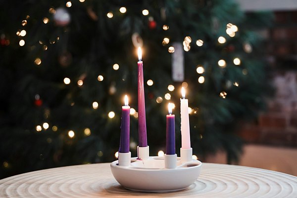 Die Alternative ohne Schmutz: ein Adventskranz ohne Blüten, Blätter oder Tannengrün. - © Symboldbild: Unsplash
