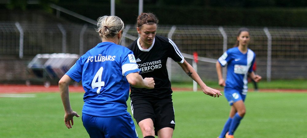 Gefühlvoll: Jessy Atila, hier gegen Hanna Konsek, wurde nach gut einer Stunde eingewechselt. Beim 3:3 gegen den 1. FC Lübars erzielte sie den Treffer zum 2:3 und bereitete den Ausgleich durch Christabel Oduro durch einen Lattenkracher vor. - © Yvonne Gottschlich