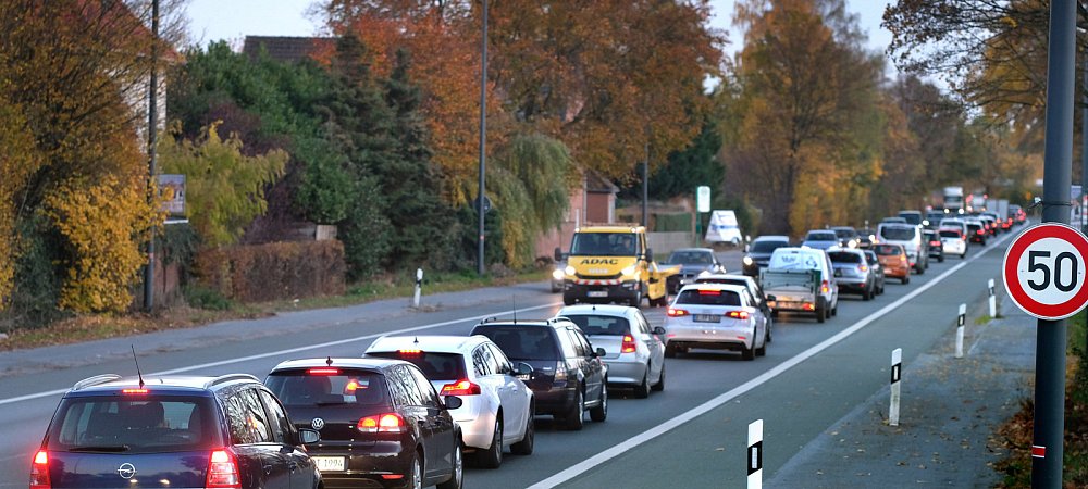 Während der Hauptzeiten, morgens und abends, steht der Verkehr auf der Verler Straße still. - © Andreas Frücht