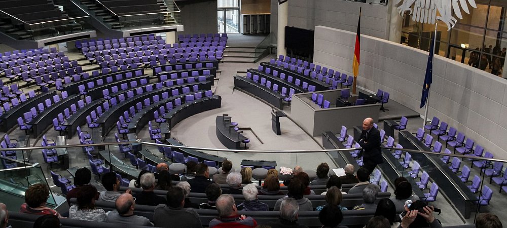 Innenansicht des Deutschen Bundestags. - © picture alliance / Daniel Kalker