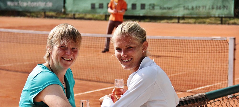 Sehen optimistisch in die Zukunft: Eva-Maria Zürker (l.) und Lisa Just haben mit einem Gläschen Sekt die Sommersaison beendet und werden nun gemeinsam in der Verbandsliga Damen 30 in der Hallenrunde angreifen. - © Inge Stegnjajic