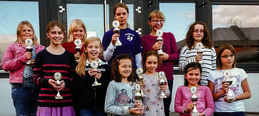 Lächeln mit Pokal in der Hand: Liane Struckmeier (v. l.), Christina Friesen, Louisa Wessling, Neele Pierburg, Liane Hövert, Lara Brunke, Nicole Fitzek, Anka Remmert, Anna Duchstein, Anna Frohwitter und Jana von Oepen belegten bei der U 14, U 12 und U 10 vordere Plätze. - © Privat
