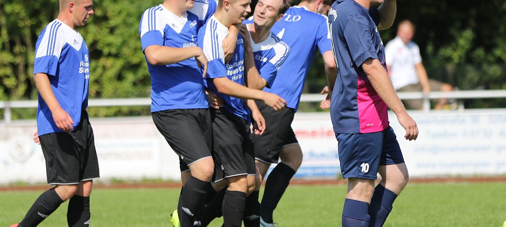 Sie jubeln wieder: Philipp Krüger (l.) vom SVLO umarmt und gratuliert Eugen Holm (Mitte). FOTO: BENJAMIN BÜSCHENFELD - © Benjamin Büschenfeld | Sportfot