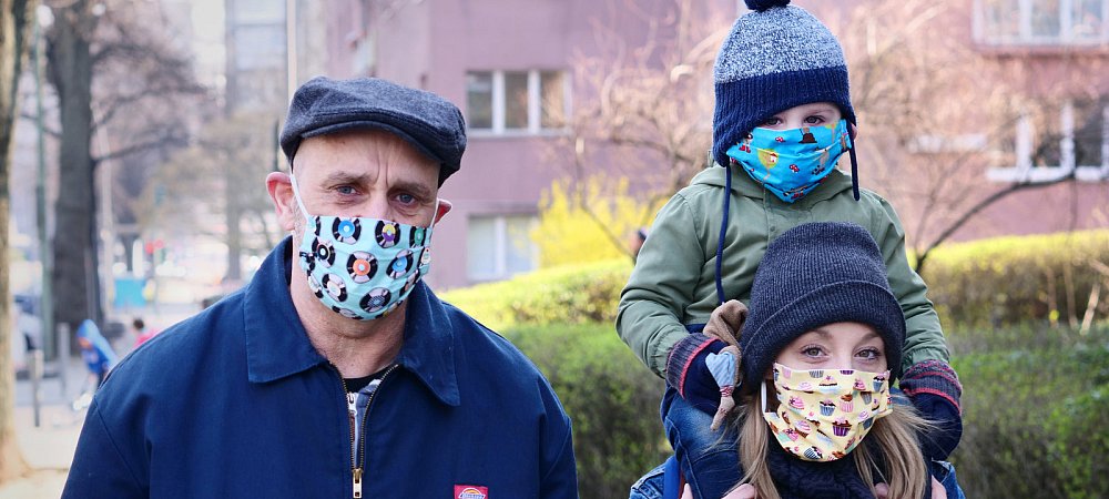 Schutzmasken selbst genäht - mit dieser Anleitung geht's schnell und einfach.  - © Symbolfoto/picture alliance