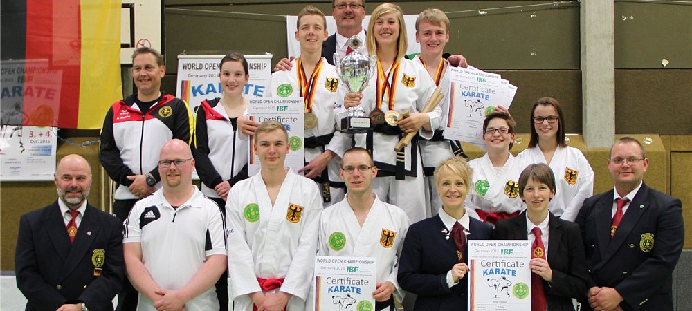 Gruppe Hwa-Rang Dojo: Axel Meinke (hinten v.l.), Hannah Ehlers, Chris Hopmann, Uwe Kampeter, Sarah Pörtner, Simon Pieper, Marlena Scheuermann, Laura Mathews sowie Ralf Priwitzer (vorne v.l.), Sebastian Koch, Mark Wünderlich, Maik Martens, Melanie Henke, Mareike Alsmöller und Dennis Martens. - © privat
