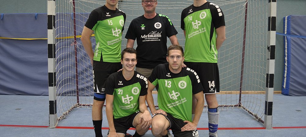 Neuzugänge: Philipp Birkholz lässt Trainer Ralph Eckel genauso auf eine gute Saison hoffen wie Marcel Schmidt (stehend v. l.), Tim Bexten und Dennis Fürbach (vorne v. l.). - © Hendrik Christ