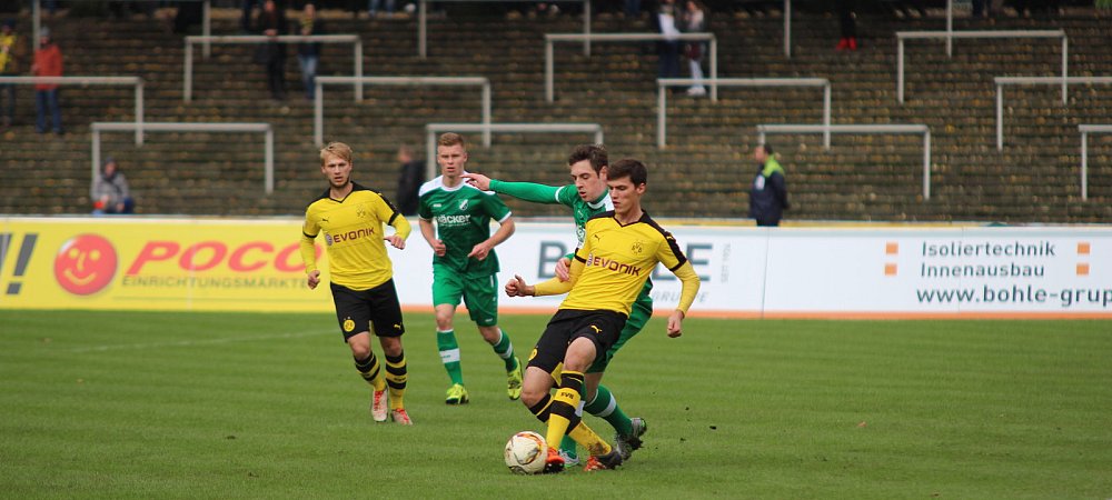 Aufgabe erfüllt: Dortmunds aus Rödinghausen stammender Rechtsverteidiger Pascal Stenzel (r.) konzentrierte sich gegen den SV Rödinghausen ganz auf die Defensivarbeit. Hier lässt er Stefan Langemann nicht an den Ball kommen. - © Tim Osing