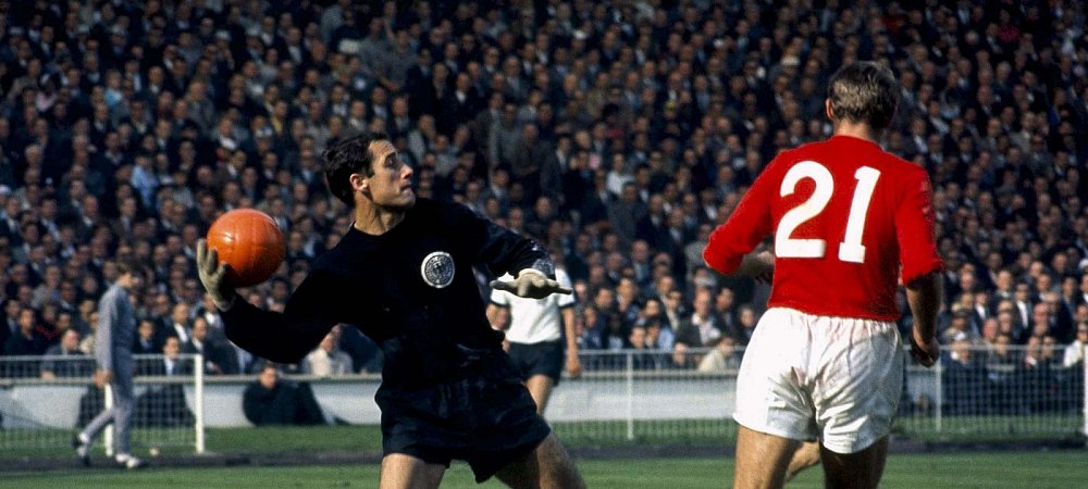 Drin oder nicht? Keine andere Frage hat Hans Tilkowski in seinem Leben häufiger beantwortet als die nach dem legendären Wembley-Tor. Der Ex-Nationaltorhüter und Kronzeuge von Wembley ist am 5. Januar im Alter von 84 Jahren gestorben.  - © picture alliance / Gerry Cranham - Offside