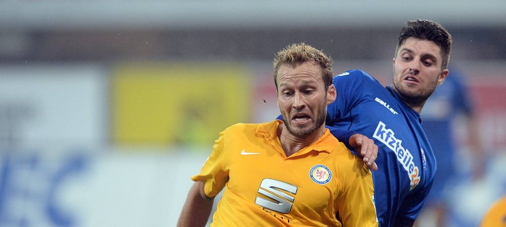 Kampf um den Ball: Marc Pfitzner (Eintracht Braunschweig)  und Moritz Stoppelkamp im Duell. - © dpa