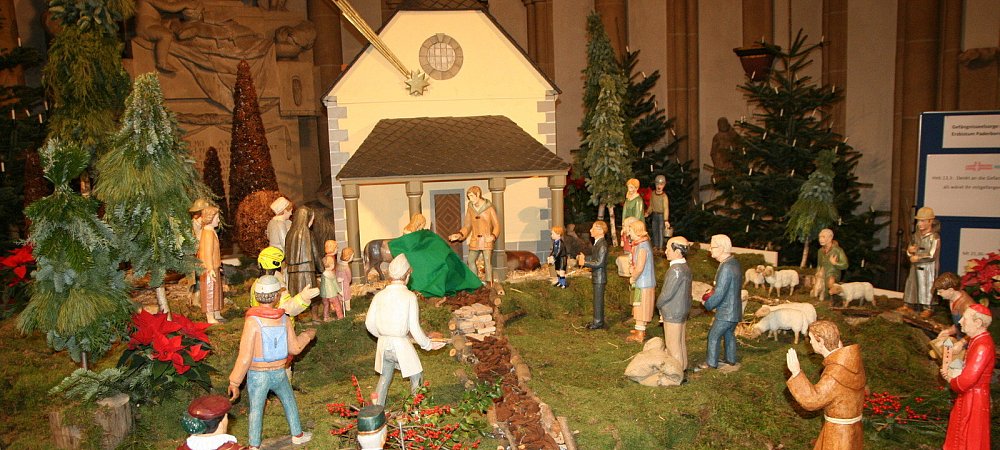 Zahlreiche Figuren gehören zur Krippe im Paderborner Dom. Jedes Jahr kommen neue dazu. - © Andreas Götte