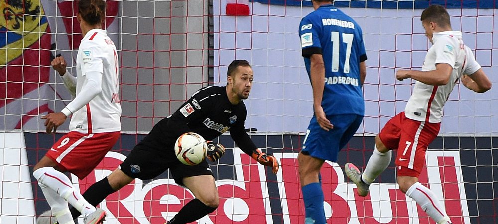 1:0 für RB Leipzig: Marcel Sabitzer (re.) trifft zum 1:0 gegen Paderborns Torhüter Lukas Kruse und Niklas Hoheneder (3.v.l. Paderborn). Leipzig Yussuf Poulsen (li) schauen zu. - © dpa