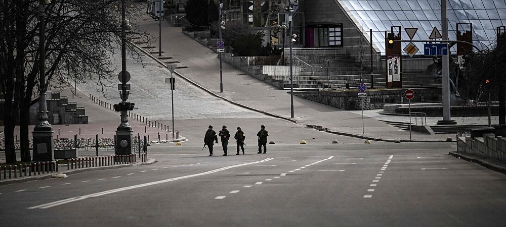 Mitglieder der ukrainischen Streitkräfte patrouillieren in den Straßen von Kiew. - © AFP/Aris Messinis