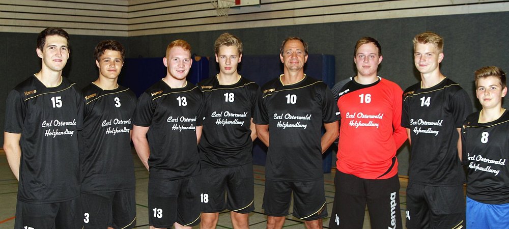 Starke Jugend: Trainer Ralf Dörr (4. v. r.) wird immer wieder auf die Nachwuchsspieler Eduard Tanakov (v. l.), Alexander Preece, Dennis Grothaus, Magnus Specht, Jannik Holtmann, Justus Aufderheide und Martin Güber zurückgreifen, um TuS Spenge III die Bezirksliga zu erhalten. - © Ulrich Finkemeyer