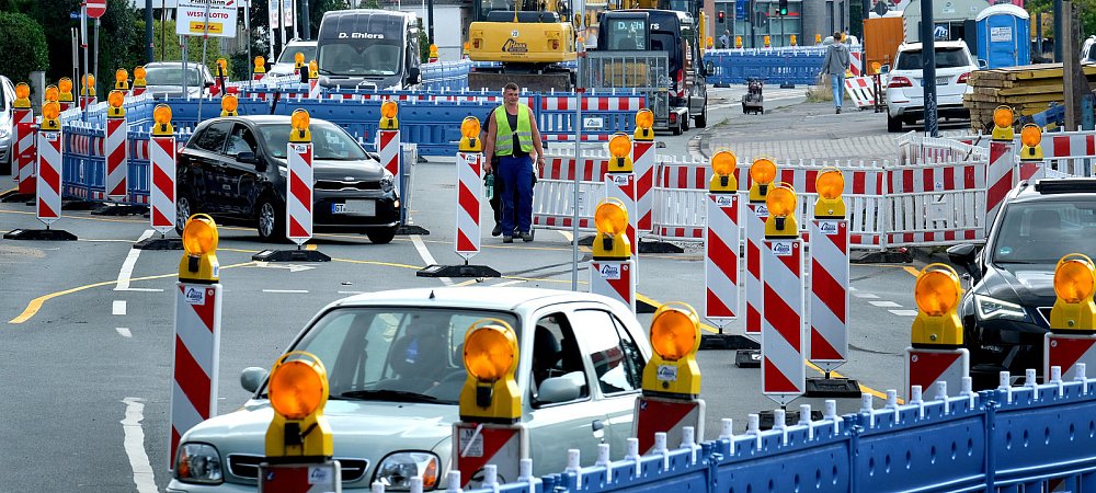 Komplizierte VAufgrund der Baumaßnahmen müssen die Schilder und Baken immer wieder umgebaut werden. - © Andreas Frücht