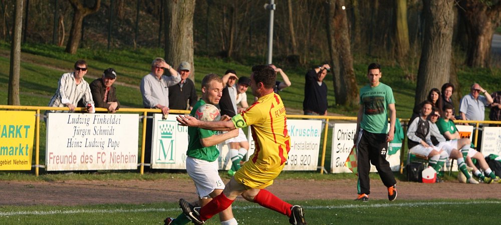 Rustikal: Beim letzten Aufeinandertreffen in der Bezirksliga räumte Nieheims Kapitän Dirk Weskamp (r.) Erkelns Christian Ridderbusch ab. Beide sind Sonntag nicht mehr dabei - Ridderbusch hörte 2013 auf und Weskamp ist nach schwerer Verletzung noch nicht wieder fit. - © Uwe Müller