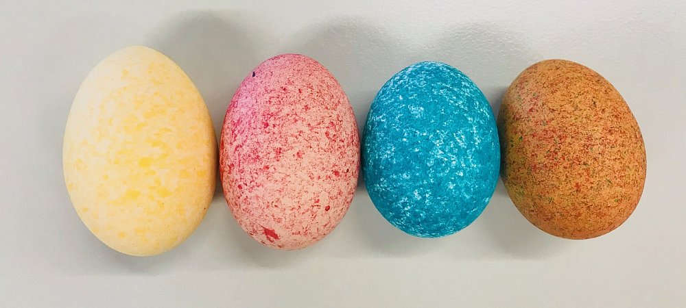 Diese Eier sind mit Reis gefärbt - eine Alternative zum klassischen Färben. - © Jessica Matyschok