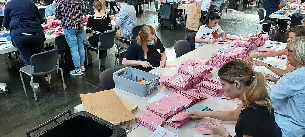 Auszählung der Briefwahlstimmen im Paderborner Schützenhof. - © Hans-Hermann Igges
