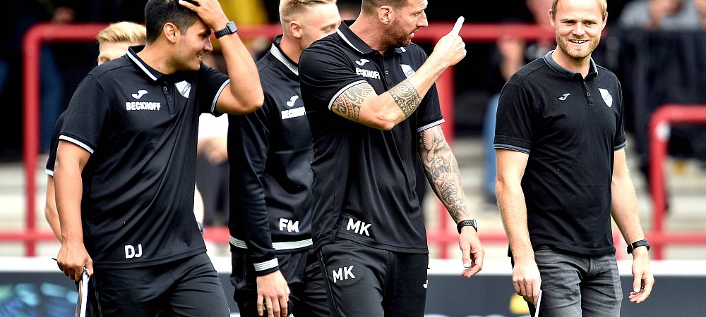 Verls Sportlicher Leiter Sebastian Lange (r.) ahnte schon länger, was jetzt bekannt ist: Seinen Trainer Mitch Kniat (2. v. r.) zieht es zu einem größeren Klub. Er wird künftig Arminia Bielefeld coachen. - © IMAGO/pmk