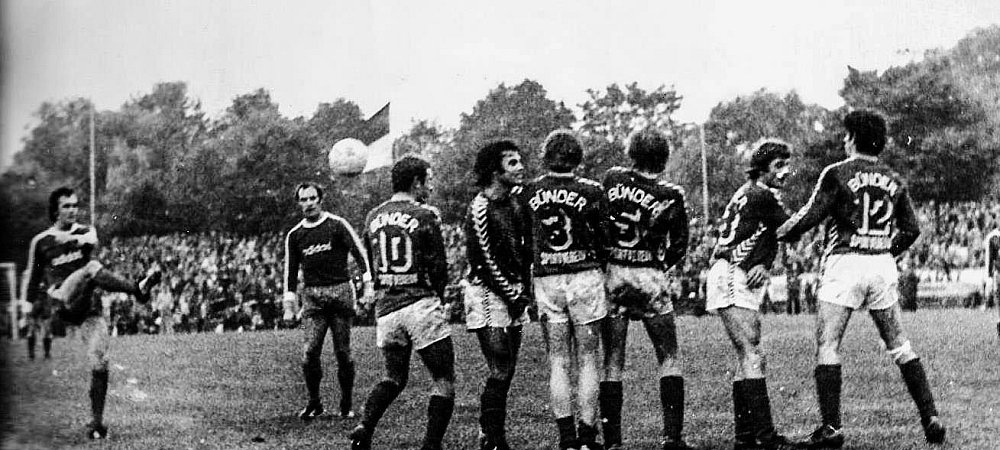 Kaiserlicher Heber zum Endstand: Franz Beckenbauer (l.) trifft per Freistoß zum 3:0 der Münchner Bayern in seiner typischen Art und Weise. Franz "Bulle" Roth, der zuvor das 2:0 erzielt hatte, schaut dabei ebenso zu wie die vielen Fußballfreunde auf den vollbesetzten Rängen des Ludwig-Jahn-Stadions. - © Klaus Berg