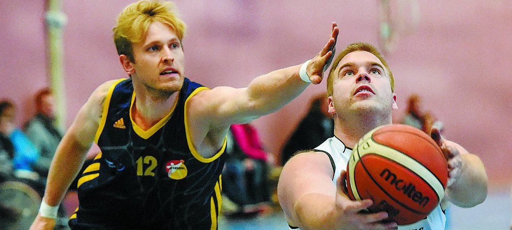 Korblegerversuch: Danilo Schmidt (Paderborn) im Duell mit Jan Rittner. Szene der Partie Paderborn gegen Berlin. - © Marc Köppelmann