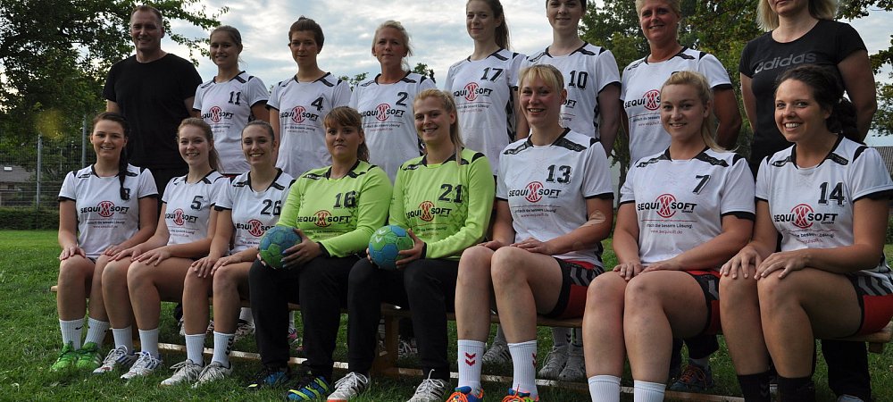 Frauenhandball-Bezirksligist VfL Mennighüffen: Trainer Michael Schaaf (obere Reihe von links), Sophie Walter, Alena Herde, Franziska Büschenfeld, Kriemhild Ottensmeier, Nina Siekmann, Sonja Balsmeyer, Co-Trainerin Melanie Hebrock; sowie Vanessa Timm (untere Reihe von links), Romina Sander, Joanna Hillbrand, Marisa Meier, Annika Nolting, Sina Göhring, Alena Sander und Caja Simon. - © Maximilian Harre