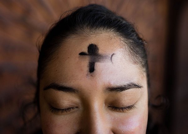 Mit der Asche wird auf die Stirn ein Kreuzzeichen gezeichnet. - © Symbolbild: Unsplash