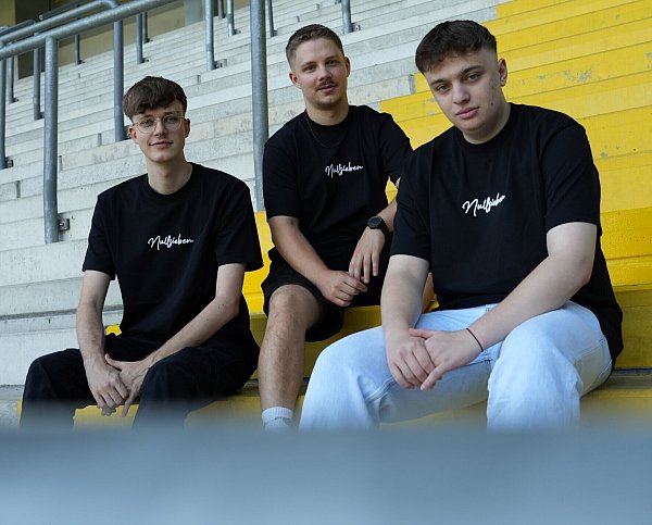Das E-Sport-Team des SC Paderborn um (v. l.) Neuzugang Max Julius "Diviners" Gröne, Daniel "Coach_Pommes" Elit und Jamie "Chaser" Bartel hofft auf eine erfolgreiche VBL-Saison 2024/25. - © SC Paderborn 07