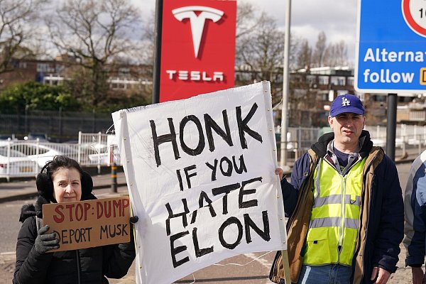 15. März: Menschen protestieren vor einem Londoner Tesla-Zentrum im Rahmen einer Kampagne, die die Menschen dazu aufruft, Tesla zu boykottieren, Autos, die sie bereits besitzen, zu verkaufen und die Aktien des Unternehmens zu veräußern. - © Stefan Rousseau/PA Wire/dpa
