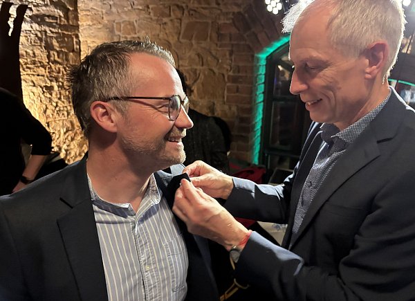 Frank Haberbosch (r.) heftete pünktlich um Mitternacht seinem Amtsnachfolger Philipp Knappmeyer den Stadtwappen-Anstecker ans Revers. - © Andreas Püfke