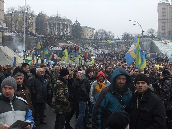 Tausende Demonstranten kommen am Wochenende zum Maidan, um die Reden der Oppositionellen zu hören.