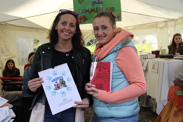 Viola Link und Olga Geis stellten das neue Kochbuch Topfgucker 2 und den von Kindern gestalteten Jahreszeitenkalender vor - © Johannes Büttner