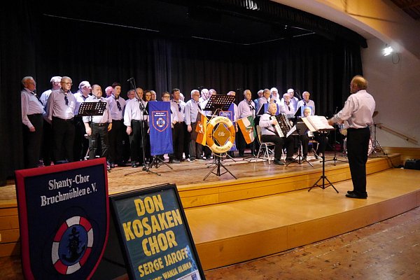 Gemeinschaftskonzert: Der Shanty-Chor Bruchmühlen leitete das Konzert mit zwei Stücken ein. Fotos: Louisa Kohnert