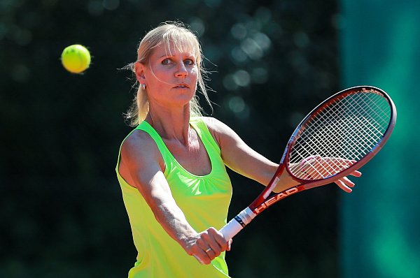Lehrerin erteilt Lehrstunden: Susanne Wilke (Telekom Post-SV) gab auf ihrem Weg zum Stadtmeistertitel im Wettbewerb der Damen 40 nur drei Spiele in drei Matches ab - zwei davon im Finale gegen Katja Hansen (TC SuS). - © Andreas Zob