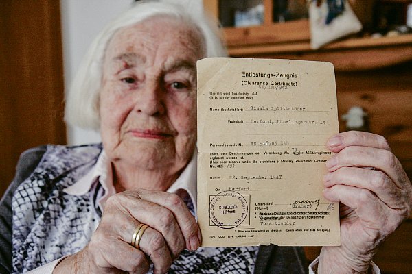 Die 88-jährige Gisela Heidemann rettete ihre Puppe vor den Besatzern. Hier zeigt sie den sogenannten Persilschein - die Entnazifizierungsbescheinigung.