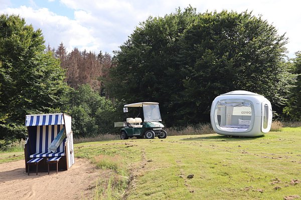 Der "Sleep Cube" steht auf der freien Rasenfläche. - © Pro Herford