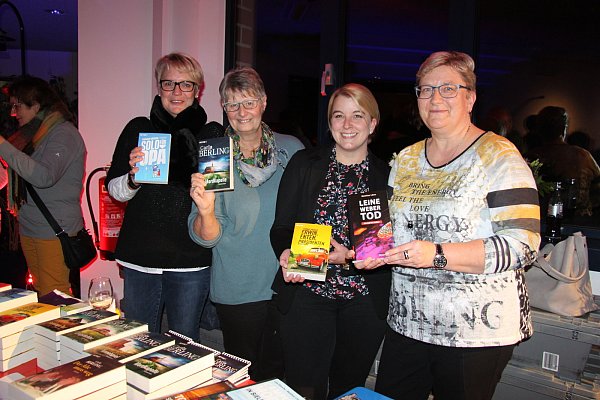 Füttern Bücherwürmer mit neuer Nahrung: Heike Valldorf (von links), Ingrid Tacke, Alexandra Sandbrink und Anja Schröder präsentieren die alten und neuen Krimis, die Thomas Krüger, Matthias Löwe und Carla Berling geschrieben haben. - © Sonja Töbing