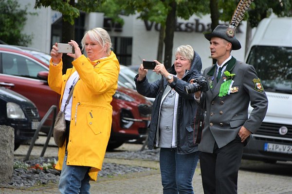 Das muss im Bild festgehalten werden: An zehn Stationen macht das Königspaar Halt. Und natürlich wird vom Eierlikör-Thron selbiger ausgeschenkt. - © Karin Prignitz