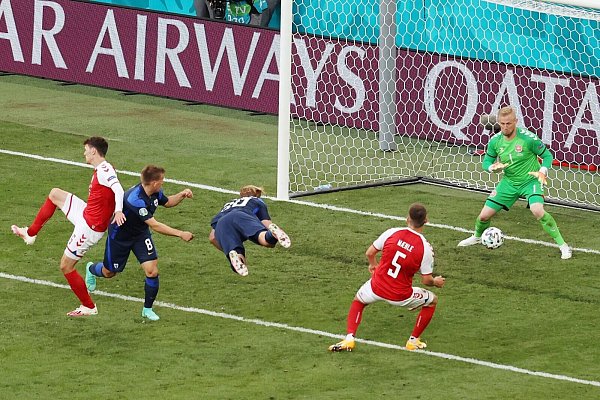 Der Finne Joel Pohjanpalo (M.) traf per Kopfball. - © Wolfgang Rattay/POOL REUTERS/AP/dpa