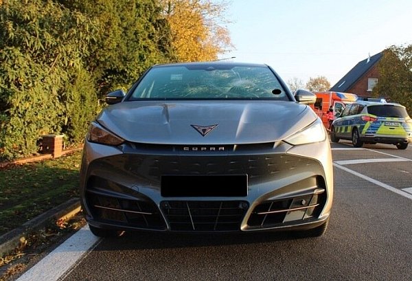 Nach der Kollision ist die Windschutzscheibe des Pkw zerborsten. - © Polizei Minden-Lübbecke