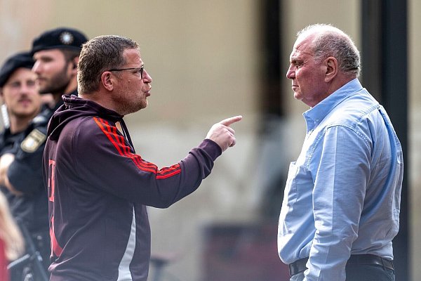 Uli Hoeneß (r) hat sich zuletzt zur Arbeit von Max Eberl (l) geäußert und damit für Wirbel gesorgt. (Archivbild) - © David Inderlied/dpa