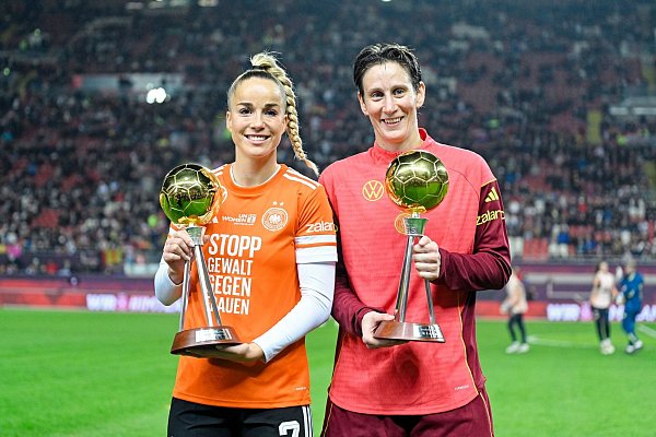Ehre, wem Ehre gebührt: DFB-Kapitänin Gwinn und Torhüterin Berger wurden als Deutschlands «Fußballerinnen des Jahres» geehrt. - © Uwe Anspach/dpa